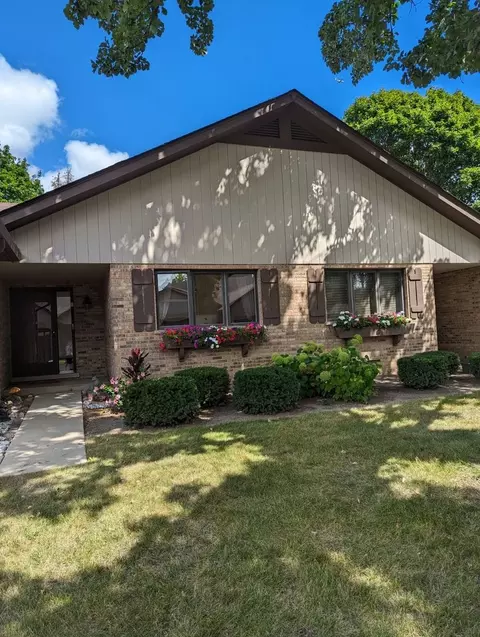 77 Castle Rock Ln, Bloomingdale, IL 60108