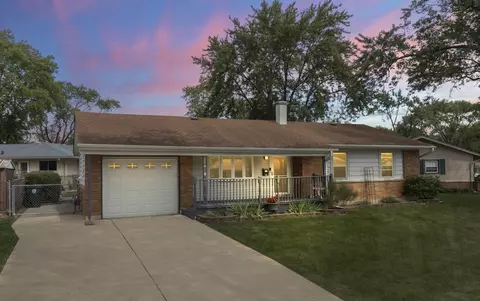 208 Edgeware Rd, Elk Grove Village, IL 60007