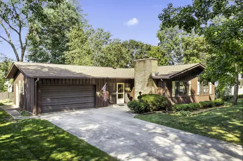 615 W State St, North Aurora, IL 60542