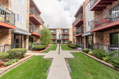 4550 W 57th St #2D2, Chicago, IL 60629