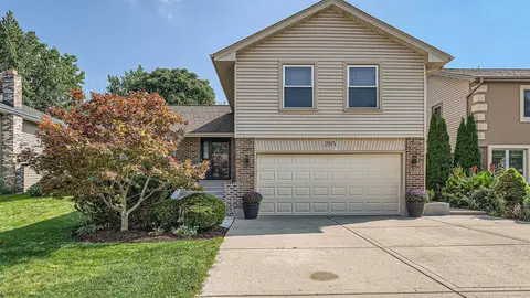 205 Grovenor Dr, Schaumburg, IL 60193