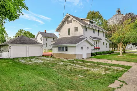 Exterior - 108 N Walnut St, Roberts, IL 60962 photo 4 of 6