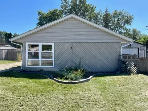 3 Walnut St, Carpentersville, IL 60110