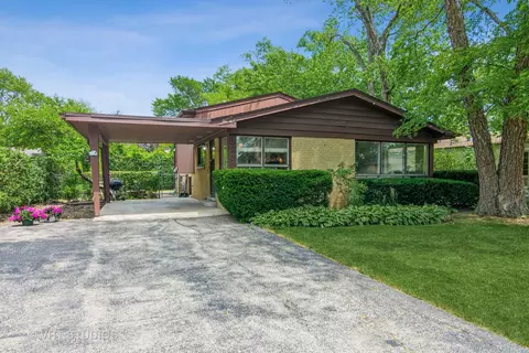 823 Appletree Ln, Deerfield, IL 60015