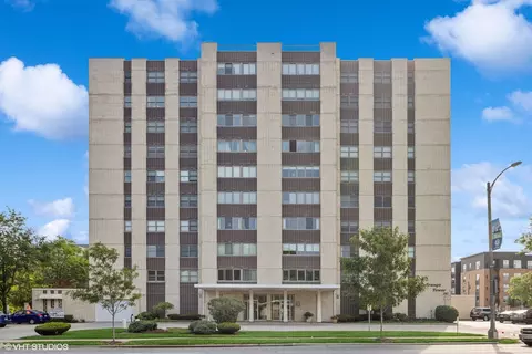 141 N La Grange Rd #403, La Grange, IL 60525