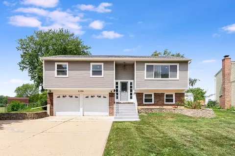 1334 Amherst Dr, Schaumburg, IL 60194