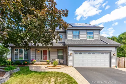 905 Fairfax Ct, Elgin, IL 60120