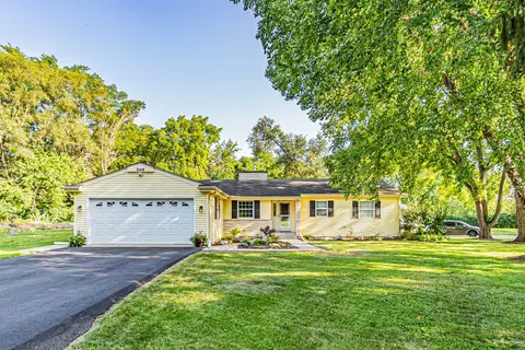 306 N Kent Rd, Mchenry, IL 60051