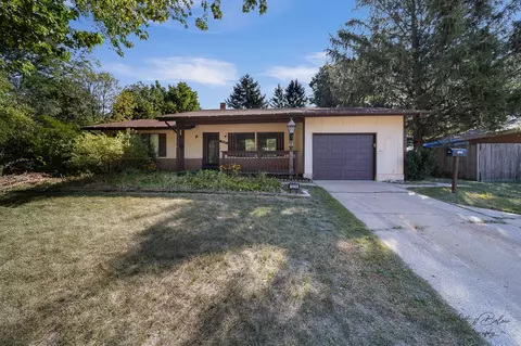 1208 N Oakwood Dr, Mchenry, IL 60050