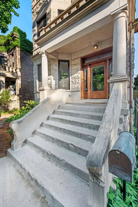 1125 W Wellington Ave, Chicago, IL 60657