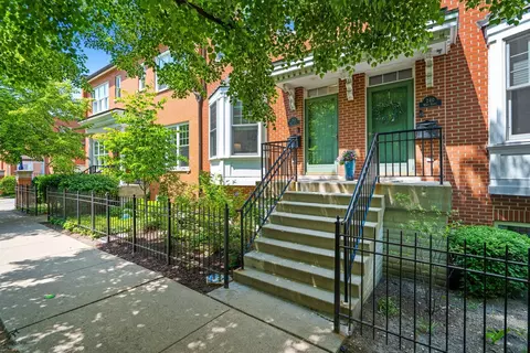 242 W Scott St, Chicago, IL 60610