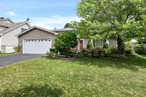 210 N Canyon Dr, Bolingbrook, IL 60490