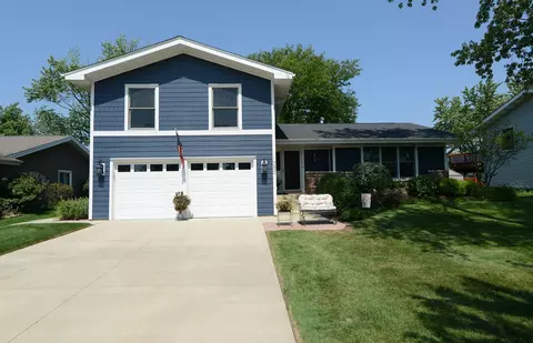 1050 Nottingham Ln, Hoffman Estates, IL 60169