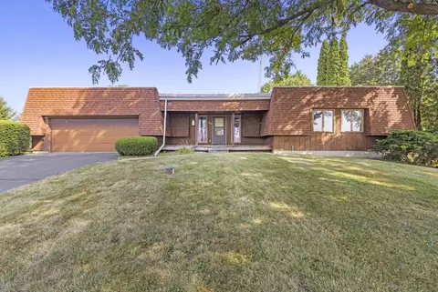 4420 W Lily Creek Rd, Freeport, IL 61032