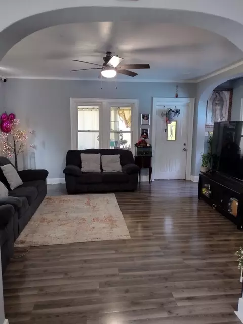 399 Jefferson Ave, Elgin, IL 60120 photo 2