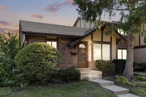 18 W215 Buckingham Ln, Villa Park, IL 60181