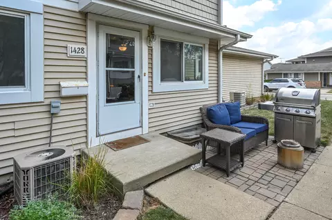 1428 Bear Flag Dr, Hanover Park, IL 60133