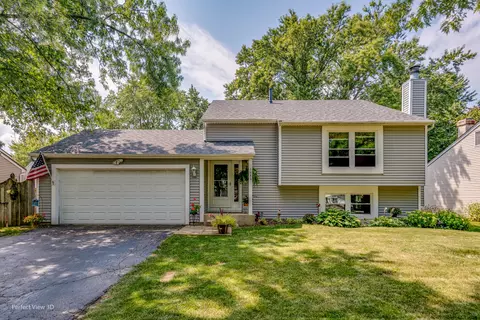 1040 Independence Ave, Saint Charles, IL 60174