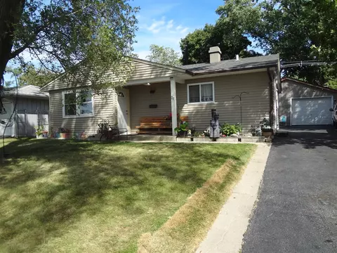 27 Pine St, Carpentersville, IL 60110