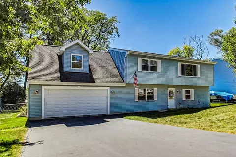 5301 W Woodland Dr, Mchenry, IL 60050