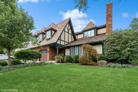 719 Mullady Pkwy, Libertyville, IL 60048