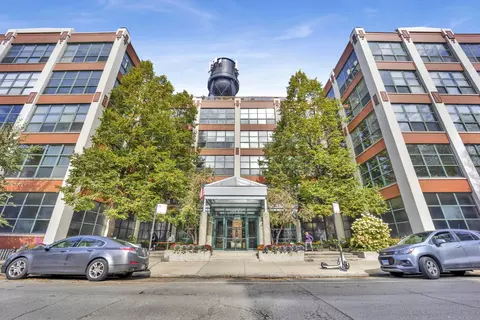 1800 W Roscoe St #319, Chicago, IL 60657