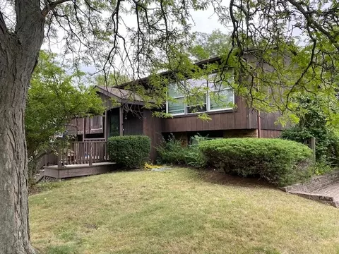 1262 Thomas Dr, Woodstock, IL 60098