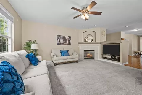 1827 Steffen Dr, Hoffman Estates, IL 60192 photo 12