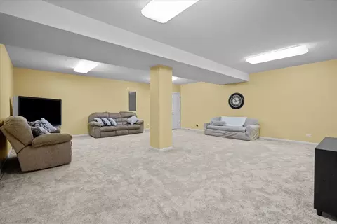 1827 Steffen Dr, Hoffman Estates, IL 60192 photo 21