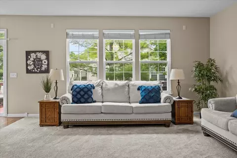 1827 Steffen Dr, Hoffman Estates, IL 60192 photo 13