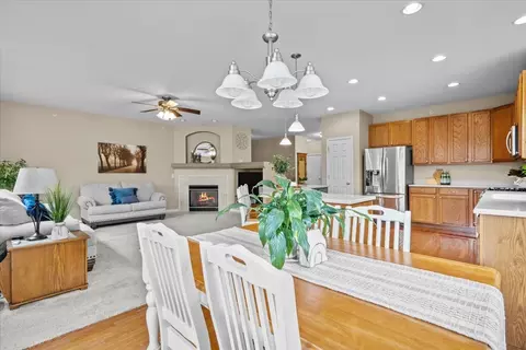 1827 Steffen Dr, Hoffman Estates, IL 60192 photo 11