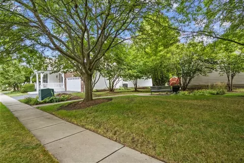 1827 Steffen Dr, Hoffman Estates, IL 60192 photo 3
