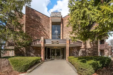 3110 Pheasant Creek Dr #302, Northbrook, IL 60062