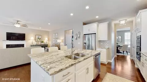 3669 Thornhill Dr, Elgin, IL 60124 photo 9