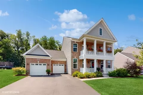 3669 Thornhill Dr, Elgin, IL 60124 photo 2