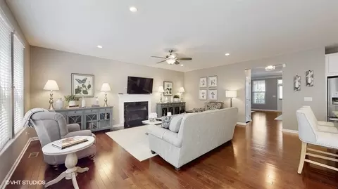 3669 Thornhill Dr, Elgin, IL 60124 photo 5