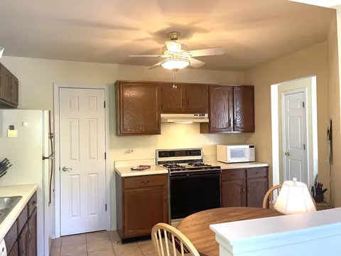 1400 Ashton Ct #B2, Wheeling, IL 60090 photo 3