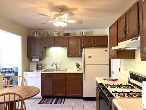 1400 Ashton Ct #B2, Wheeling, IL 60090 photo 2