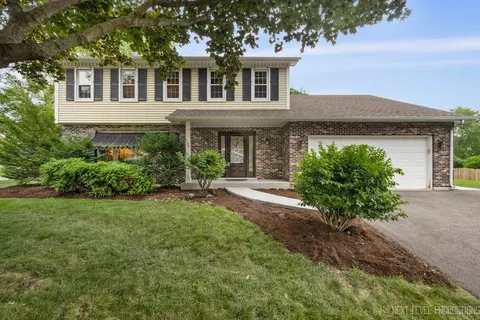 1104 Williamsburg Dr, Naperville, IL 60540