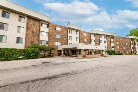 841 N York St #212, Elmhurst, IL 60126