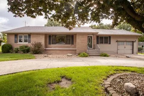 909 N Pearl St, Le Roy, IL 61752