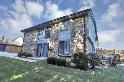 8322 Portsmouth Dr #D, Darien, IL 60561