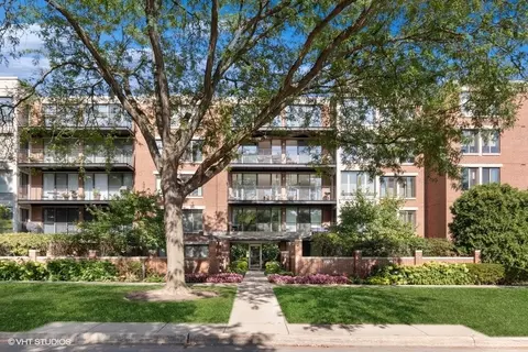1633 2nd St #401, Highland Park, IL 60035