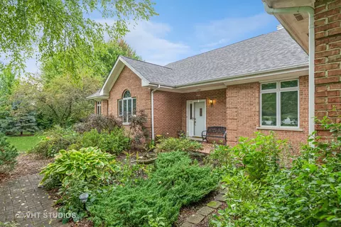 2704 Jenny Jae Ln, Crystal Lake, IL 60012