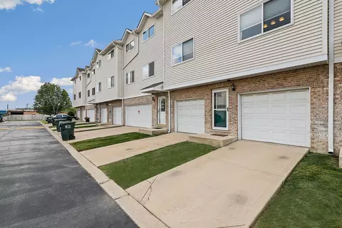 8205 Rachel Ln, Justice, IL 60458