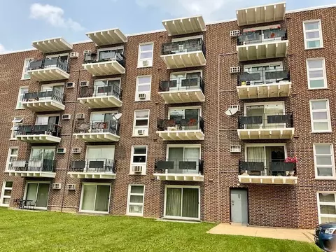 7227 W Higgins Ave #205, Chicago, IL 60656