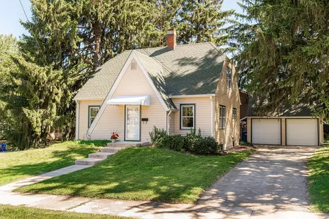 636 N 9th St, Dekalb, IL 60115