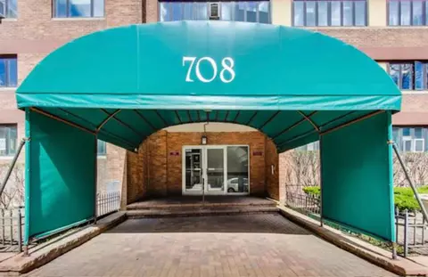 708 W Bittersweet Pl #602, Chicago, IL 60613