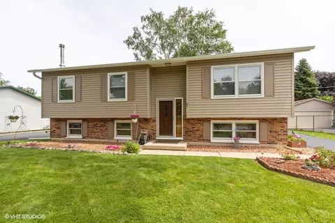 61 Hickory Dr, Lindenhurst, IL 60046