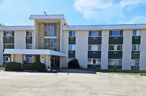 375 W Winchester Rd #111, Libertyville, IL 60048